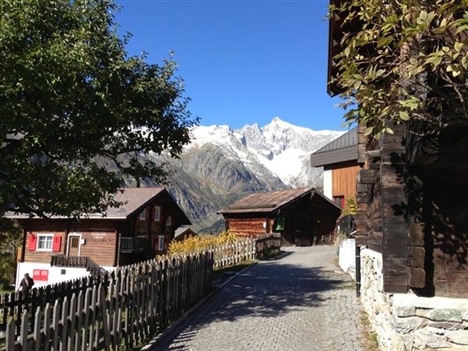 Alpehus og snøkledde fjell