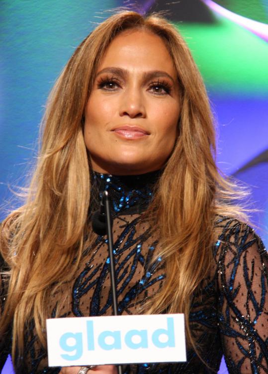 Jennifer_Lopez_at_GLAAD_Media_Awards.thumb.jpg.5534021510bbf679c74e2bb83ace91fb.jpg