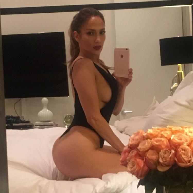 jennifer-lopez-in-swimsuit-bedroom-selfie-11-02-2016_1.thumb.jpg.3d931bfef2d565cab7fdd720587a1653.jpg