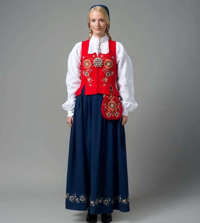 0_800_False_False_1_85__fileshare_filarkivroot_Bunad_More og romsdal_Malobunad_Malo_rodtliv_helfig.jpg