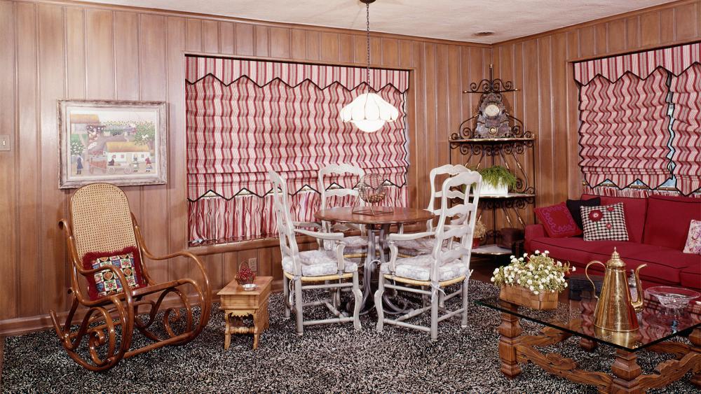 tacky-living-room-e1455134130731.thumb.jpg.bf671d0bdd6bcf79715057744fddc7f9.jpg