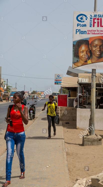 senegal-saint-louis-young-senegalese-women-in-european-clothes-and-DG8143.jpg