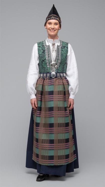 0_800_False_False_1_85__fileshare_filarkivroot_Bunad_More og romsdal_Kvinnebunad Nordmøre NY_Nordmøre dame blå-grønn vest, blått skjørt_IMGP1056_1080x1920_jpg.jpg